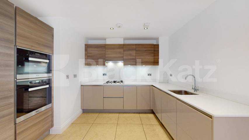 Stylish 3 bedroom minutes to Palmers Green Huguenot Drive, Palmers Green